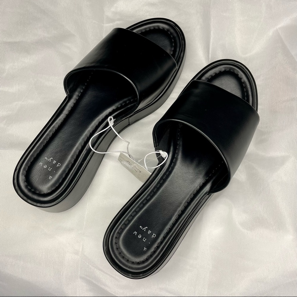 BRAND NEW WEDGE HEELS